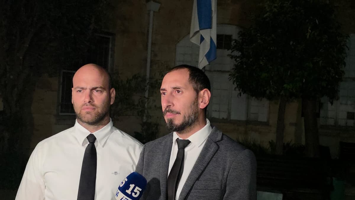 שבעה נותרו במעצר בחשד לתקיפת דיפלומט וכתבת; עו"ד יערערו
