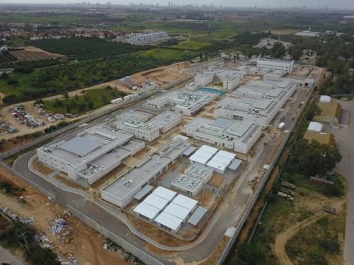 שערורייה: מתמודד נפש חרדי הגיע להסדיר מעמד ונכלא ללא תרופות