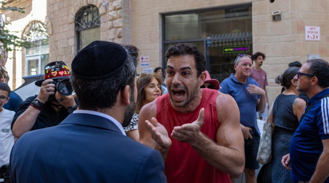 Shabbat protests outside Jerusalem cafe show no sign of abating