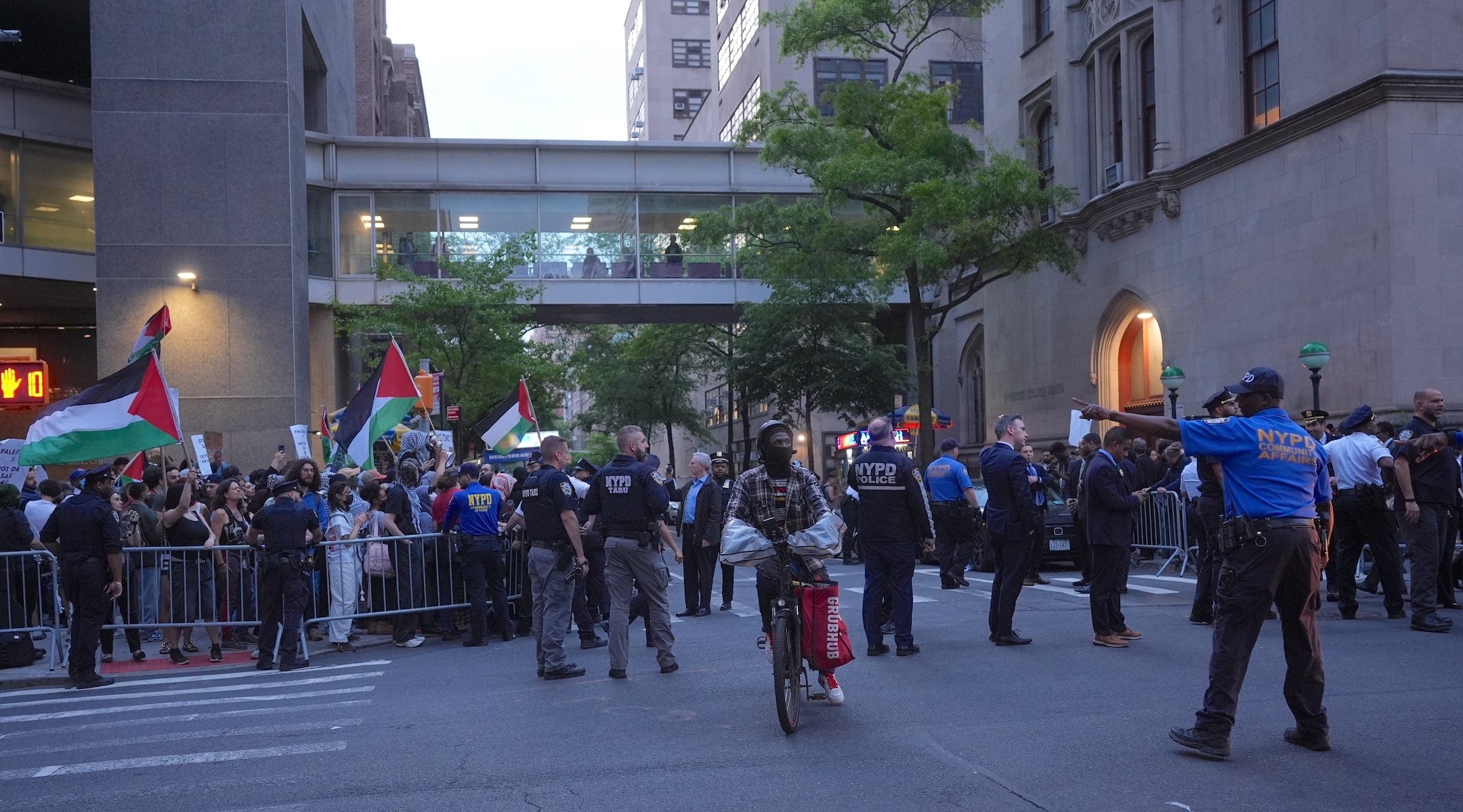 Lawmakers seek 100-foot buffer zone around houses of worship to protect prayer goers from protests