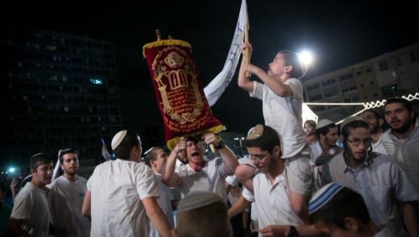 "בלי משיכות בכוח למעגל": ההנחיות לגבאים ולקהילות לקראת שמחת תורה