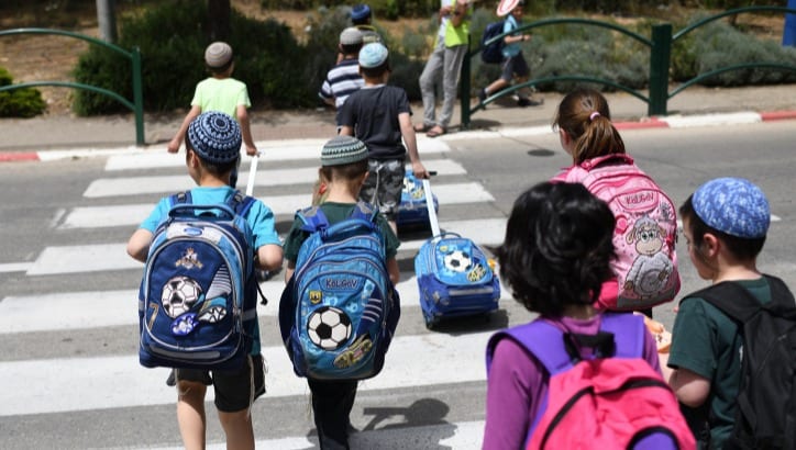 זעם בחינוך הדתי ברעננה: "כיתות צפופות בזמן שבתי ספר חילונים ריקים"