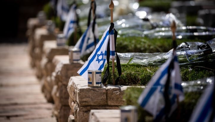 רגע לפני 7 באוקטובר: שינוי מרגש על מצבות החללים החטופים
