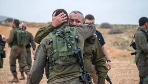 "אין גבול לשפל": המסר המאיים שהמתין לגדי איזנקוט על קבר בנו