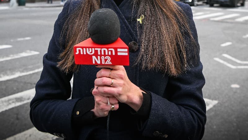 כתבת חדשות 12 נקלעה למהומות בפריז: "אמרו לנו שזה מסוכן עם תינוק"