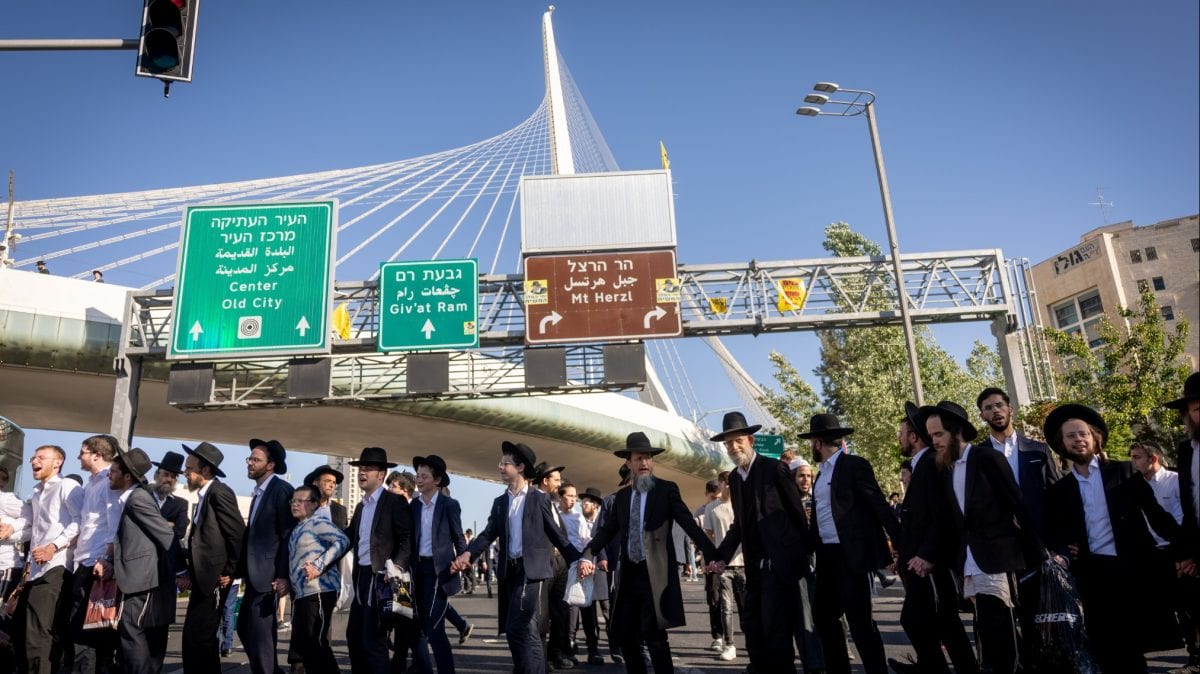 נהגים דרסו מפגינים, הכניסה לירושלים נחסמה: מוקדי הפגנות הענק החרדיות