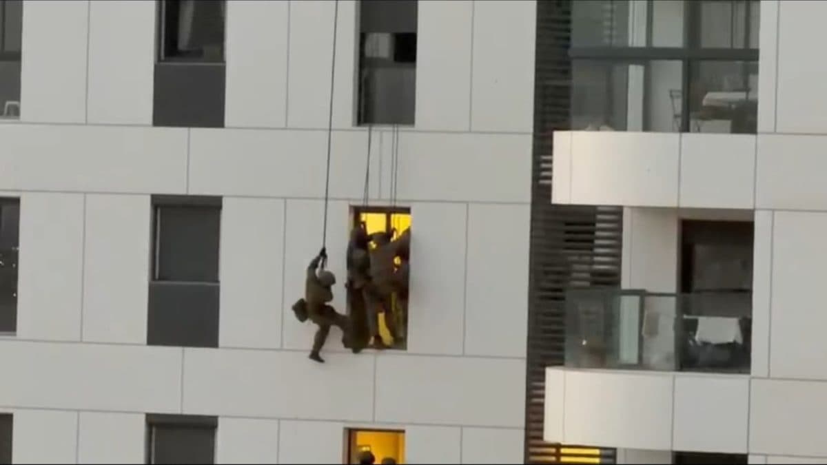 לוחמי הימ"מ גלשו מגג בניין - וחילצו אישה שאיימה לקפוץ מחלון | צפו
