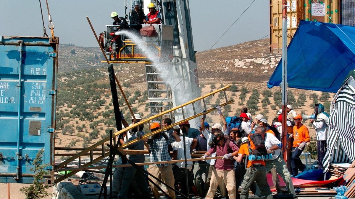 "מתחייבים בפני התורה שנחזור": התיעוד המצמרר בגג המצודה בשא-נור ביום הגירוש