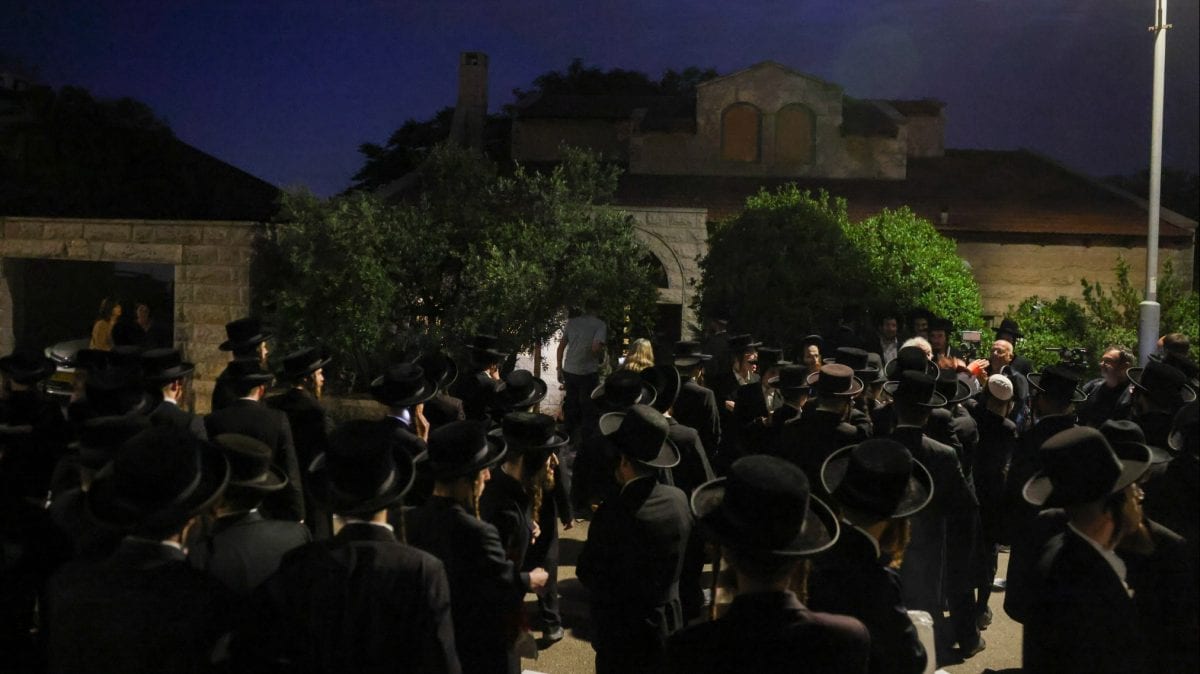 צוותי תקשורת הותקפו: מאות חוגגים בתהלוכה לכבוד העריקים ששוחררו