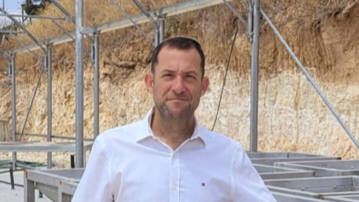 ברל'ה קרומבי, אלחנן גלט וינקי פרידמן מצטרפים למטה הימין V26