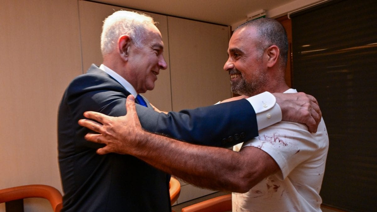 "לא נתנו לי להחליף חולצה": ראש הממשלה נפגש עם הגיבור מהמטוס | צפו