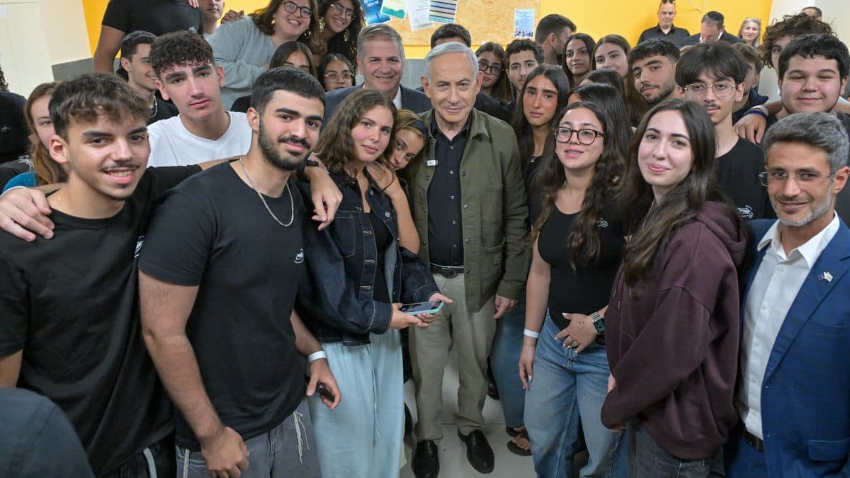 כמו סבא חביב: הלוק המפתיע של נתניהו החביא בתוכו מסר נסתר