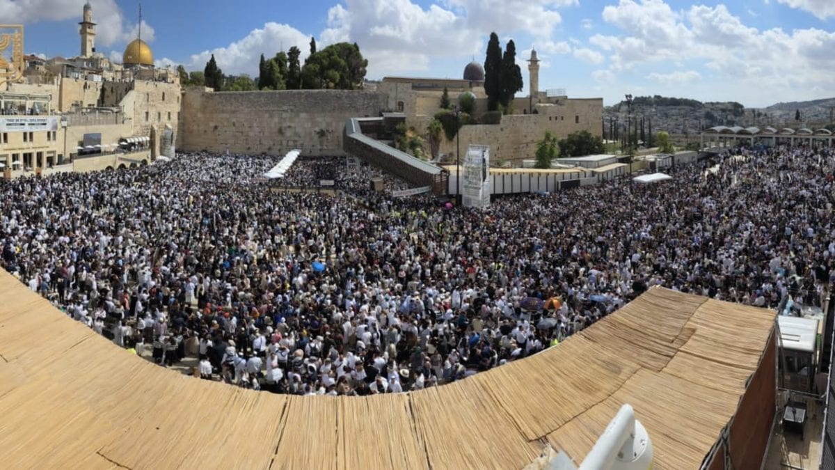 עם תפילה מיוחדת: רבבות הגיעו לברכת הכהנים בכותל והודו על הנס במטוס