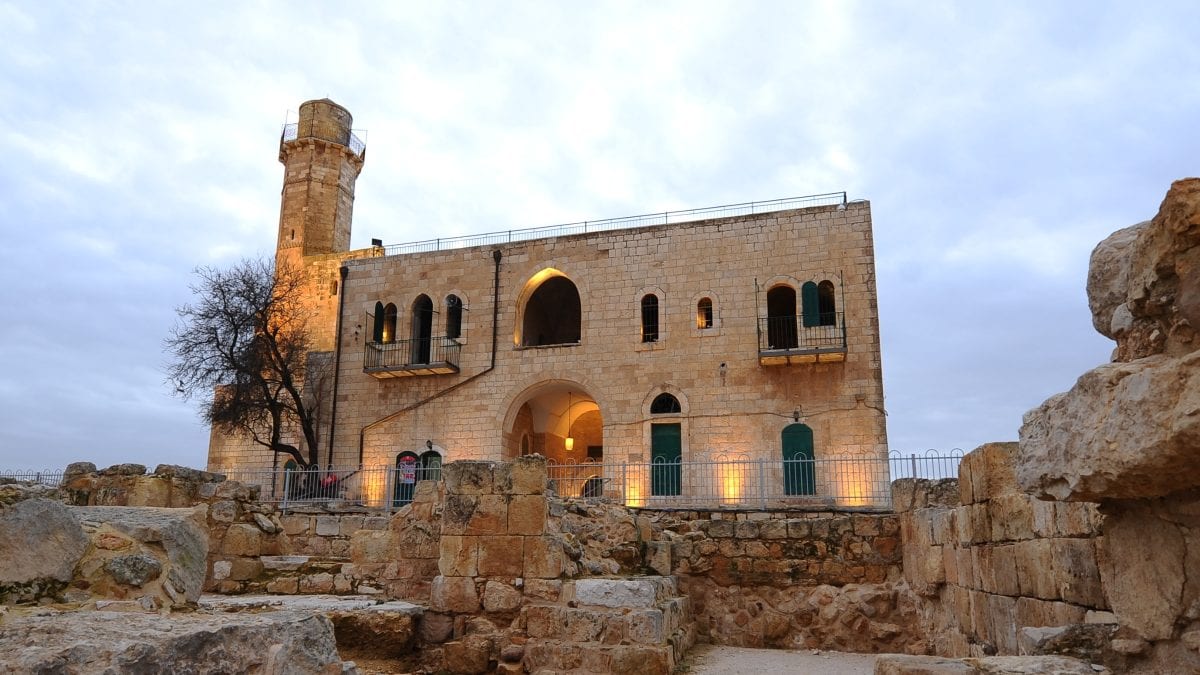 בגלל הדגל: קיצונים השחיתו את הפרוכת בקבר שמואל הנביא