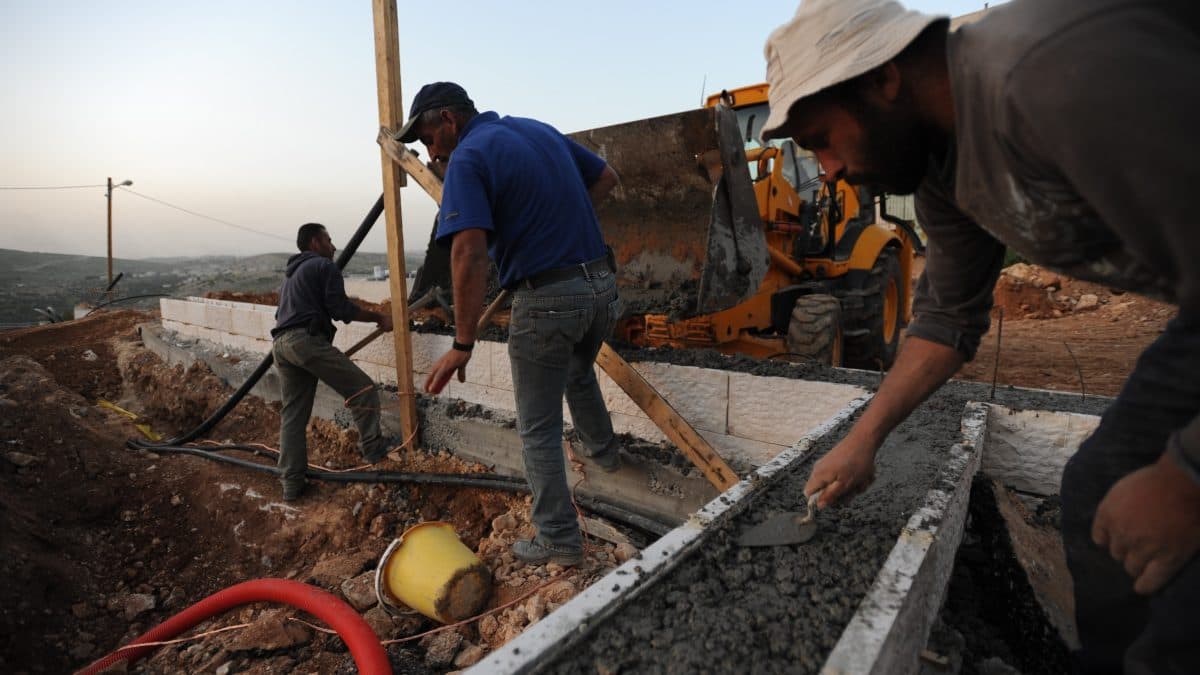 בעקבות הסנקציות מאירופה: אלפי עובדים פלסטיניים יפוטרו