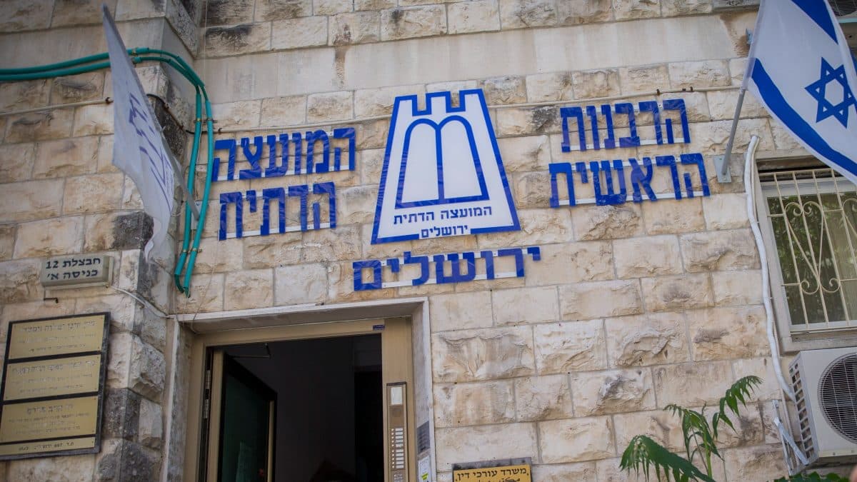 מנכ"ל משרד הדתות דורש לחקור את עיתונאית "הארץ": "הסיתה לאלימות"