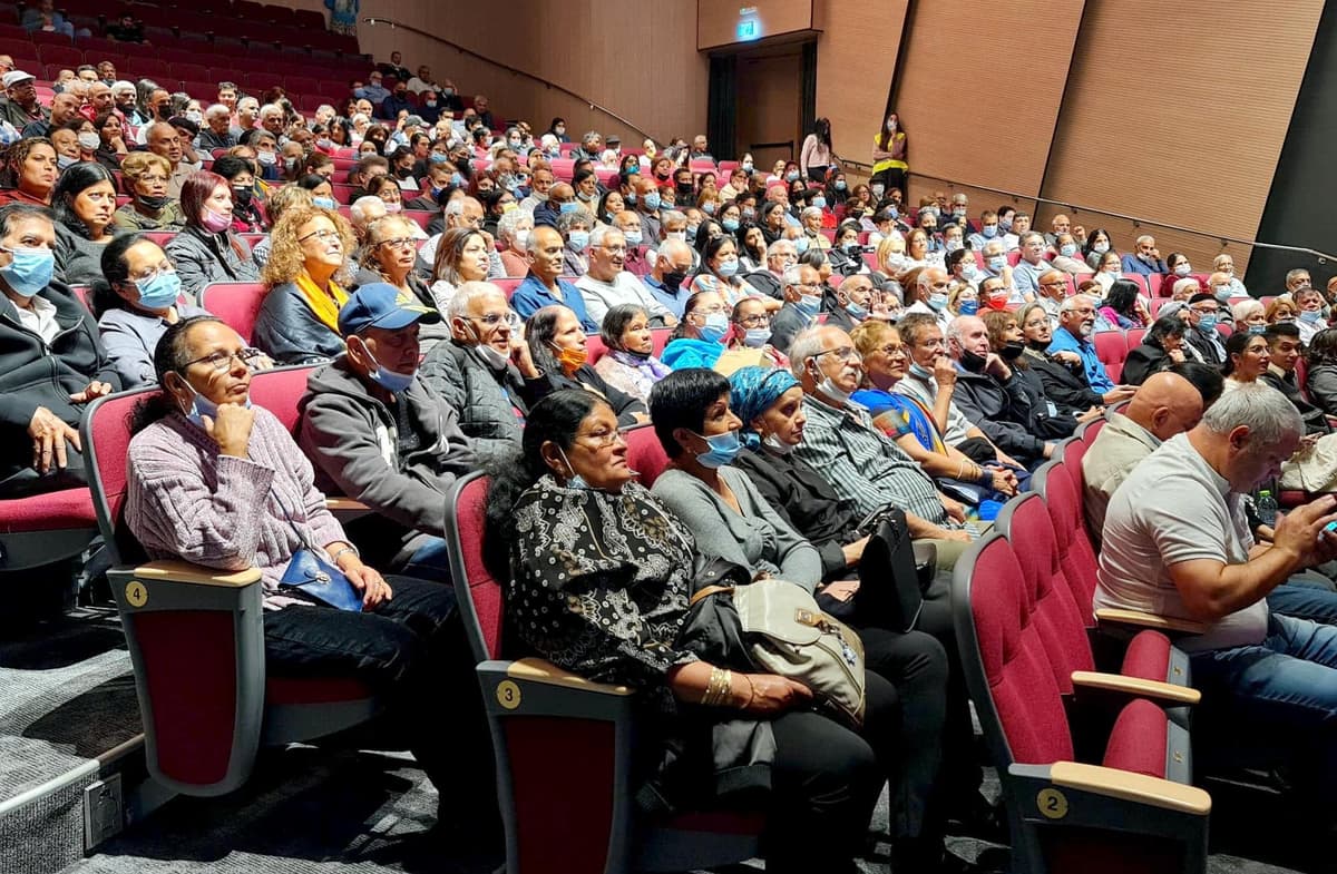 גני תקווה חוגגת את האזרחים הוותיקים: חודש של תרבות והטבות במרכז הבמה