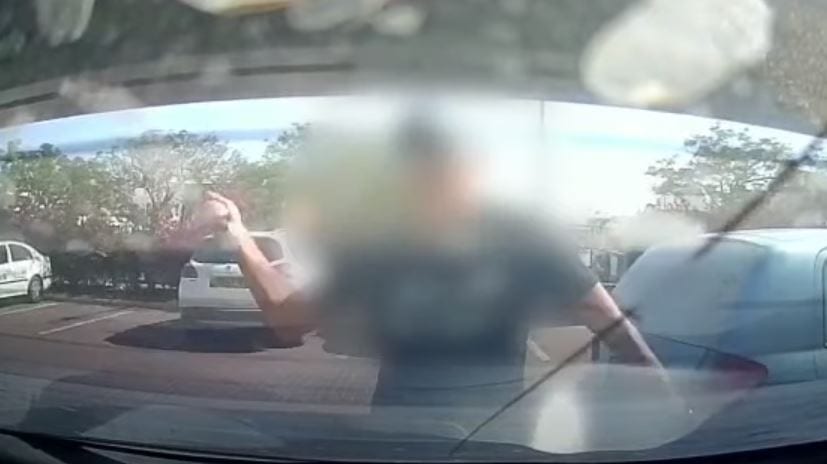 קריית עקרון: האם קראה לבנה לעלות לרכב – הוא גילה שהדלת נעולה, ולפי האישום ניפץ את השמשה באגרופיו