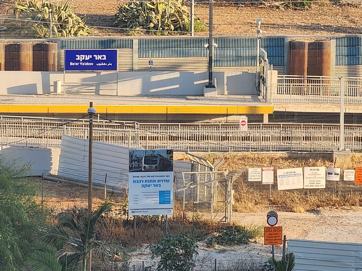 אופנוע נפגע מרכבת סמוך לבאר יעקב: הרוכב נטש את הכלי ונמלט