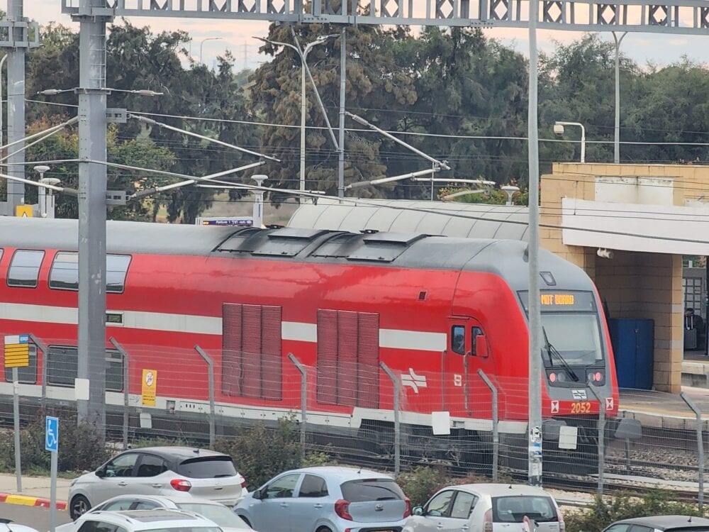 אירוע חריג במסילת הרכבת: אדם נפגע ופונה בהכרה
