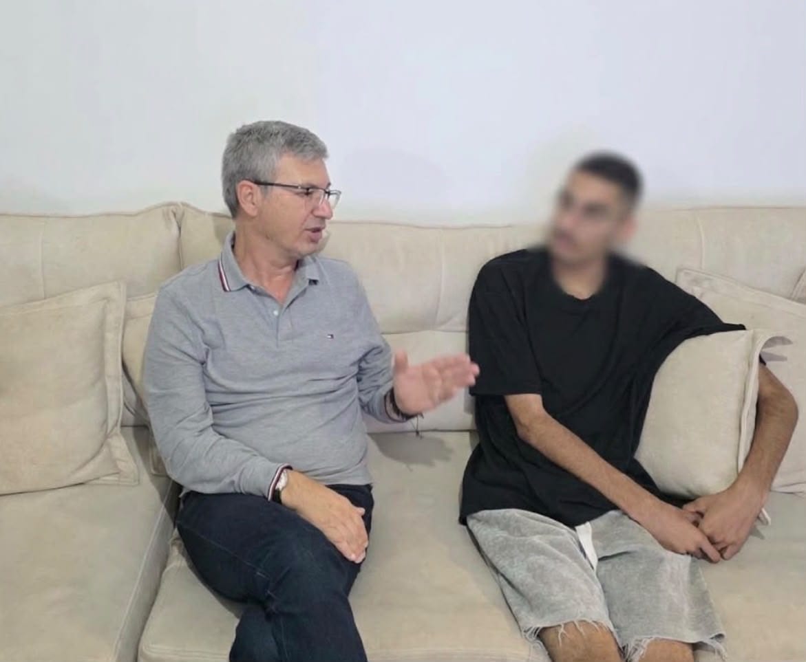 ראש העיר רמלה ורעייתו ביקרו בביתו של הצעיר שהותקף בנאות שמיר: “לא נשאיר את המשפחה להתמודד לבד”