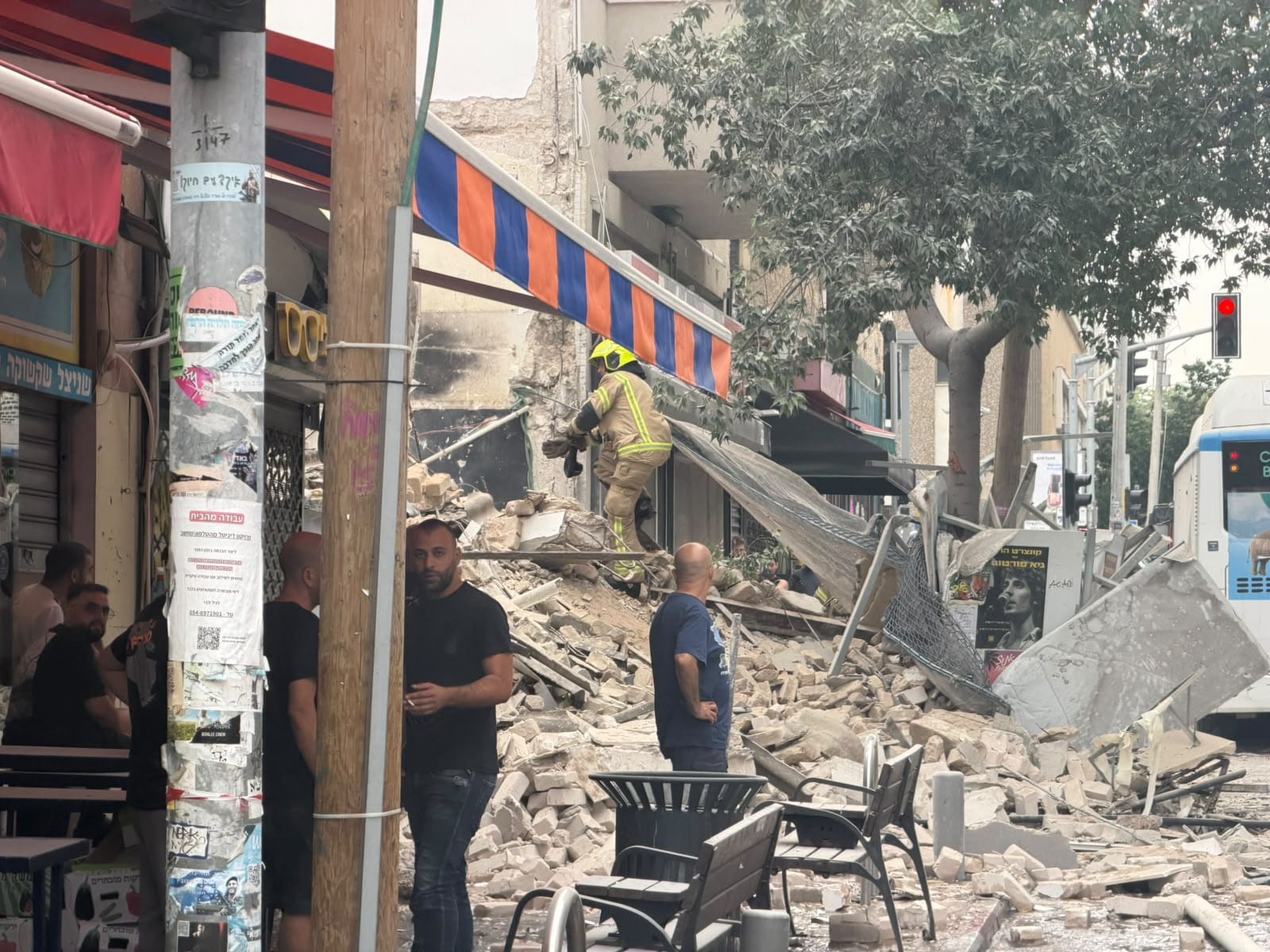 אירוע חריג בתל אביב: שלושה לכודים חולצו ממבנה שקרס – הסריקות נמשכות