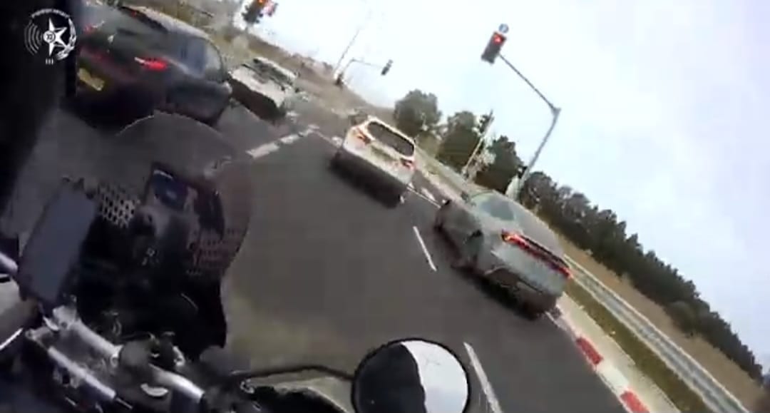 מרדף מסוכן בשדרות: נהג טרקטורון חצה באדום, כמעט פגע בהולכי רגל והתנגש ברכב