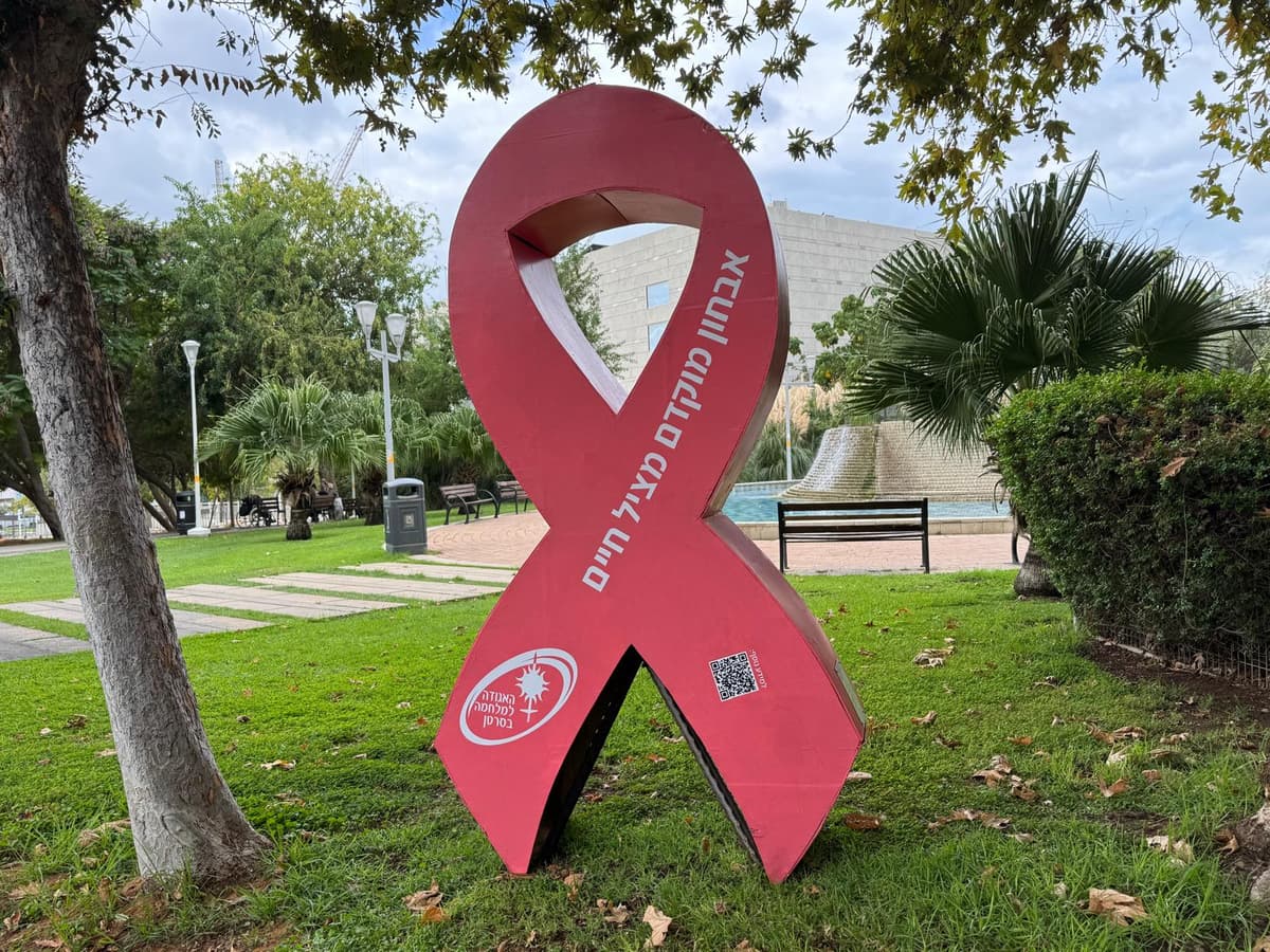 מהצהוב של התקווה לוורוד של החיים: הפסל המיוחד שהוצב בגבעתיים