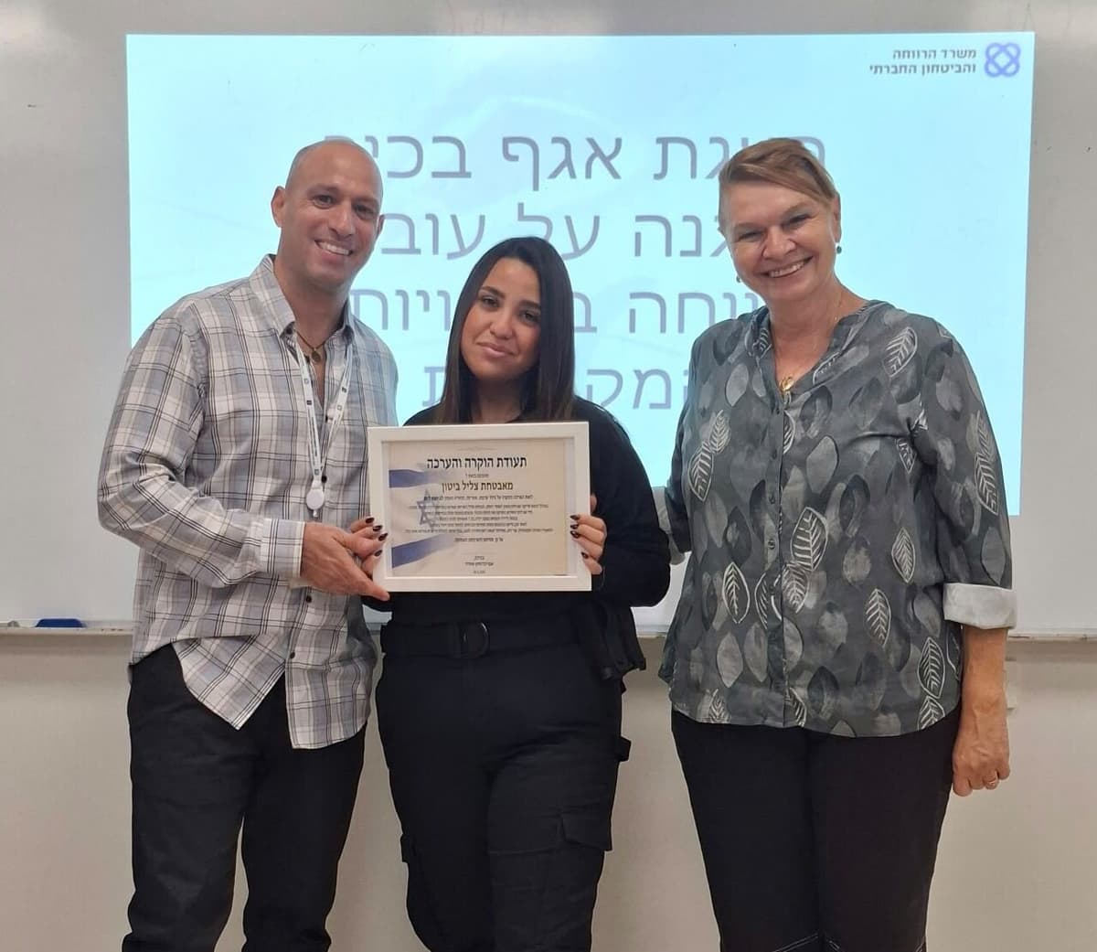 הבחינה בשריפה מול מקום עבודתה – וחילצה ילדה בת שבע מדירה באשדוד