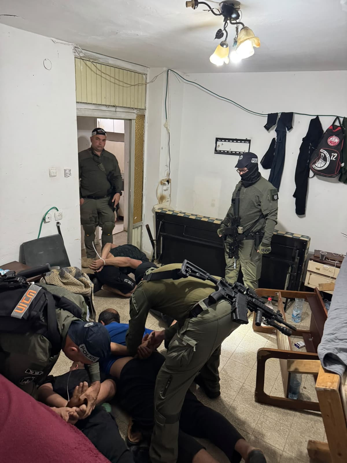 אשקלון ואשדוד: שמונה נעצרו בחשד לשהייה בלתי חוקית, שניים ניסו להימלט מהשוטרים