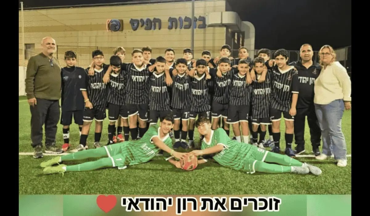 שלוש שנים ל – 7 באוקטובר | "מאז נפלו השמיים": רון יהודאי נרצח בנובה, וביהוד ממשיכים לשחק בשבילו