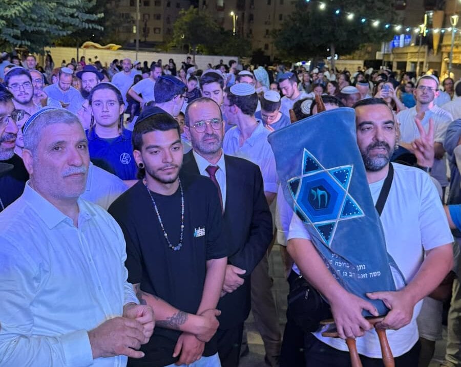 שלוש שנים ל – 7 באוקטובר | 738 ימים חיכתה קריית מלאכי ליוסף חיים. השנה הוא כבר רקד איתה בשמחת תורה
