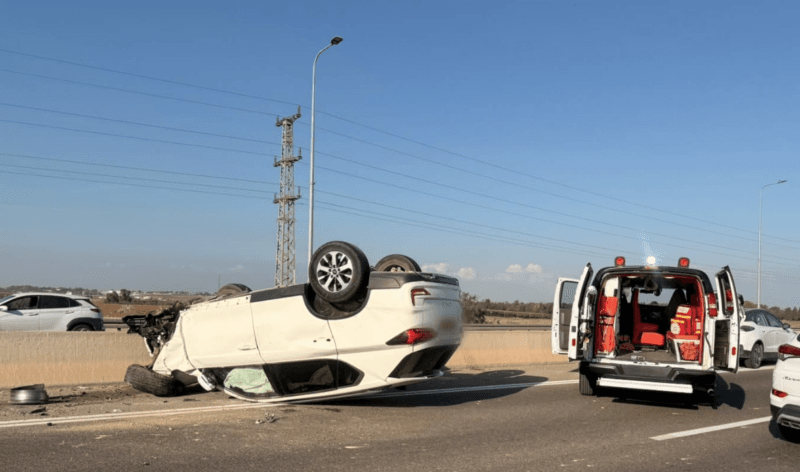 רכב התהפך בצומת פלוגות: נהג בן 50 נפצע קל