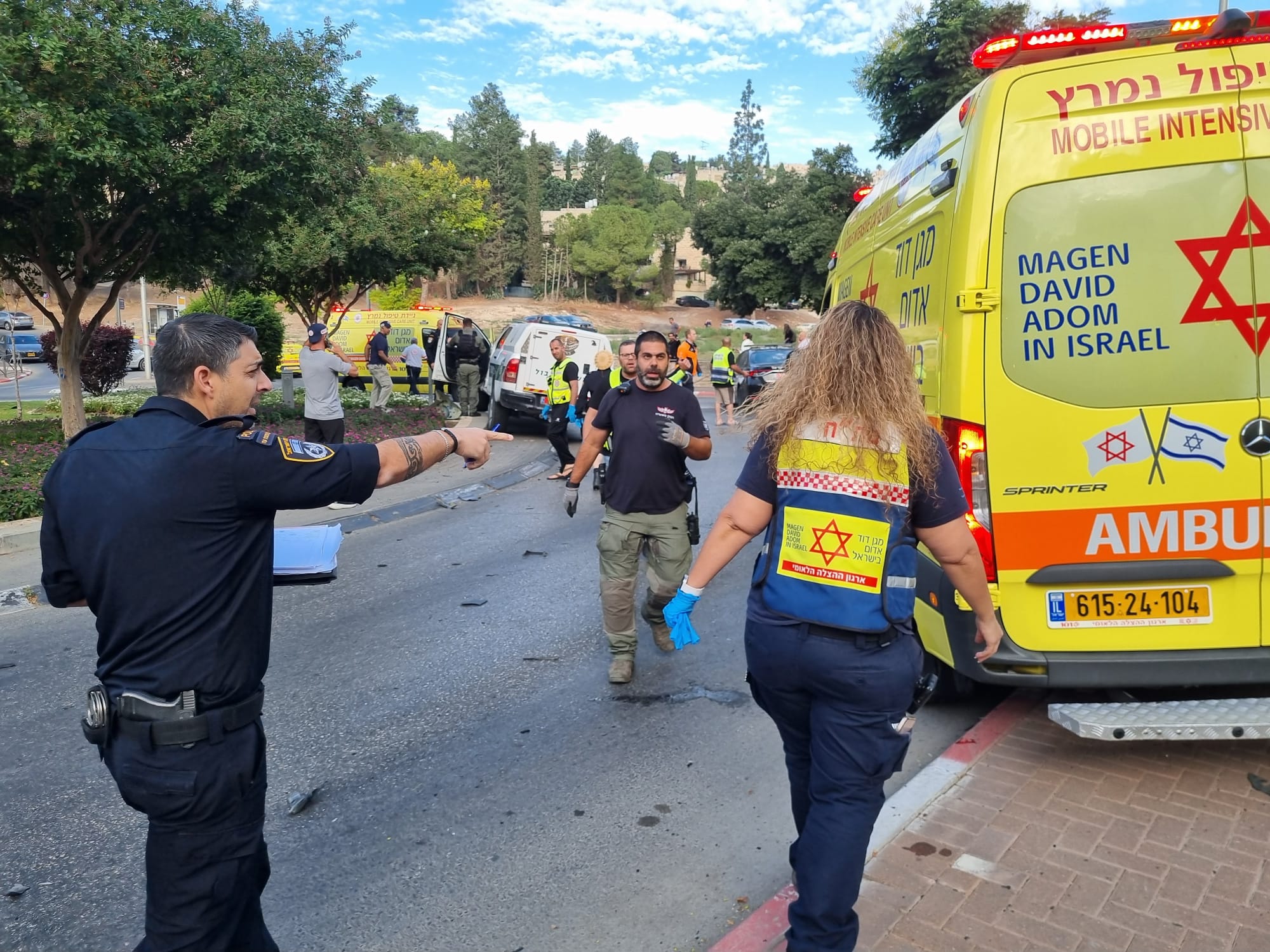 חשד לפיצוץ רכב בשכונת ארמון הנציב; גבר ונער בן 13 נפצעו, מצבם קשה