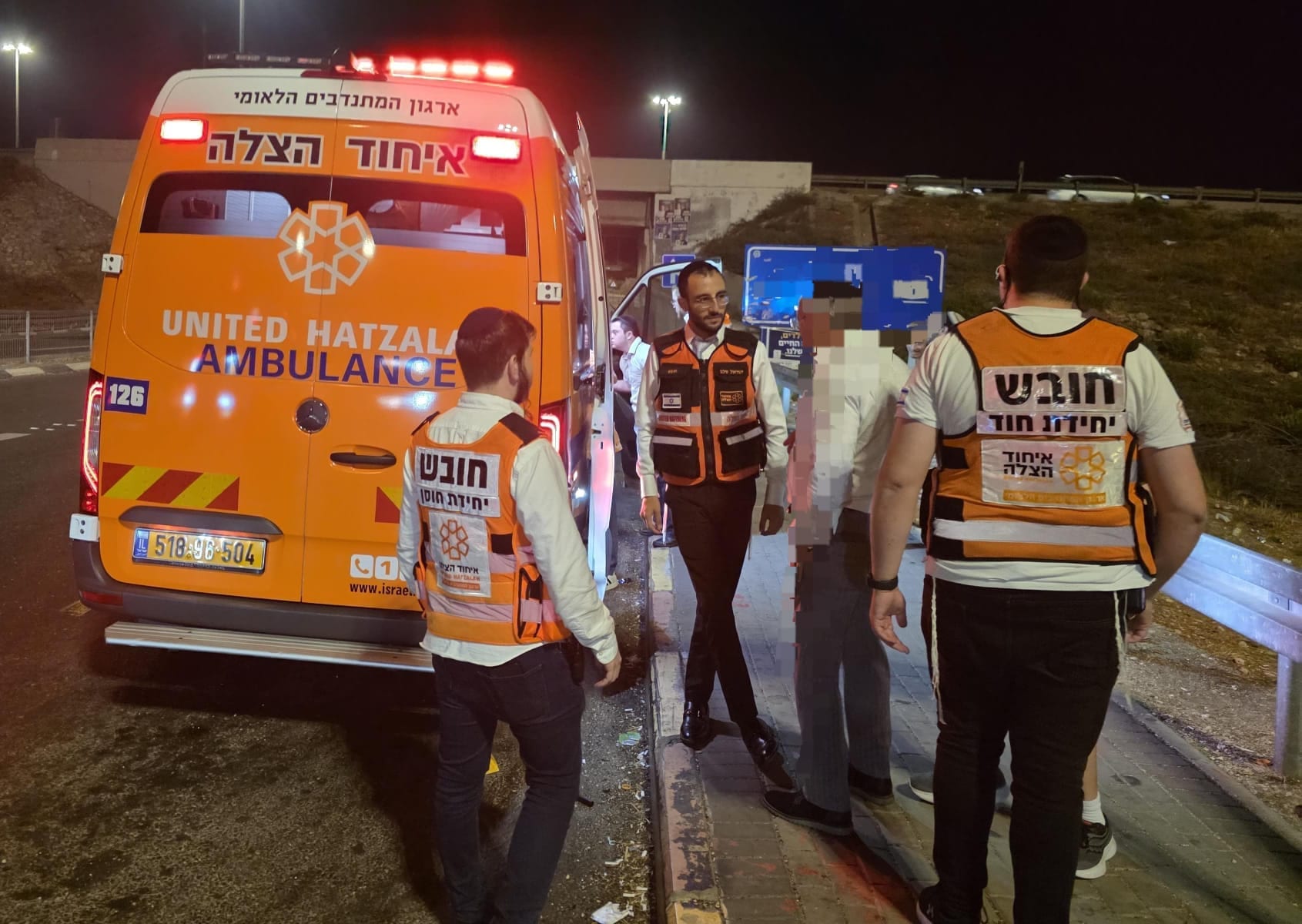 כביש 1: חמישה נפגעים בתאונת רכב ואוטובוס במחלף לטרון