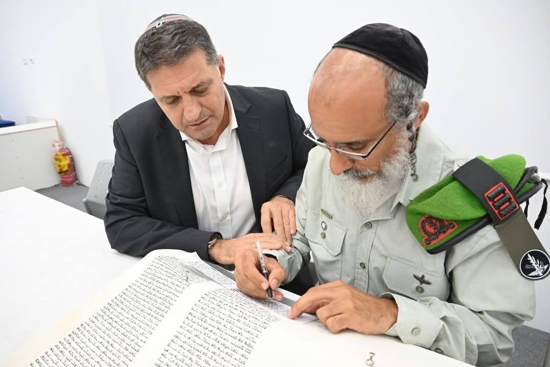 לזכר הנופלים: ביבס ומשפחות שכולות ממודיעין השתתפו בכתיבת אותיות בספר תורה
