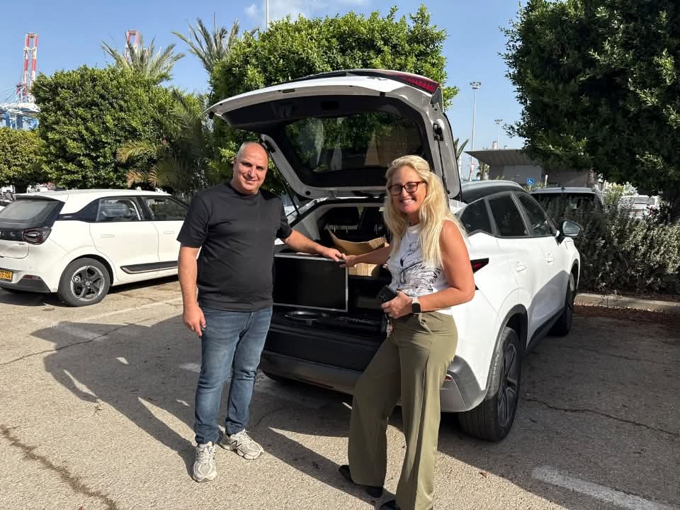 מחשבים לעוד ילדים: מישל ביטון מודה לחברת מועצת גן יבנה מירב אילוז