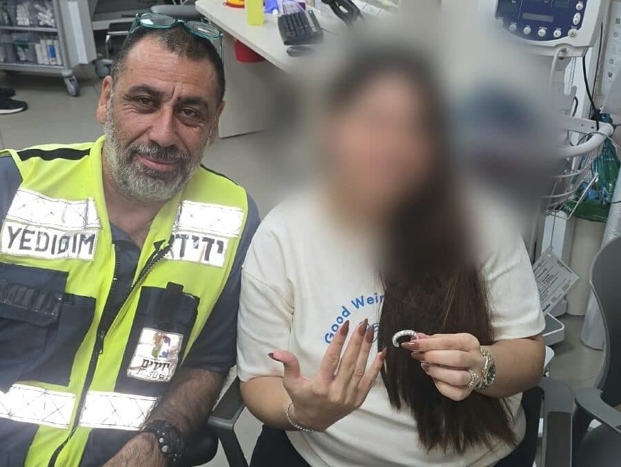 באר שבע: טבעת נתקעה באצבעה של אישה בהיריון, מתנדב ידידים חילץ אותה בשלום
