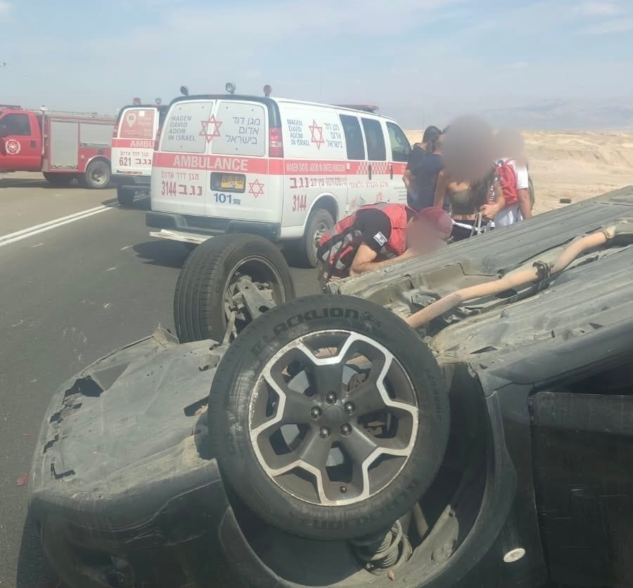 רכב התהפך סמוך לצומת עין חצבה: ארבעה נפצעו קל