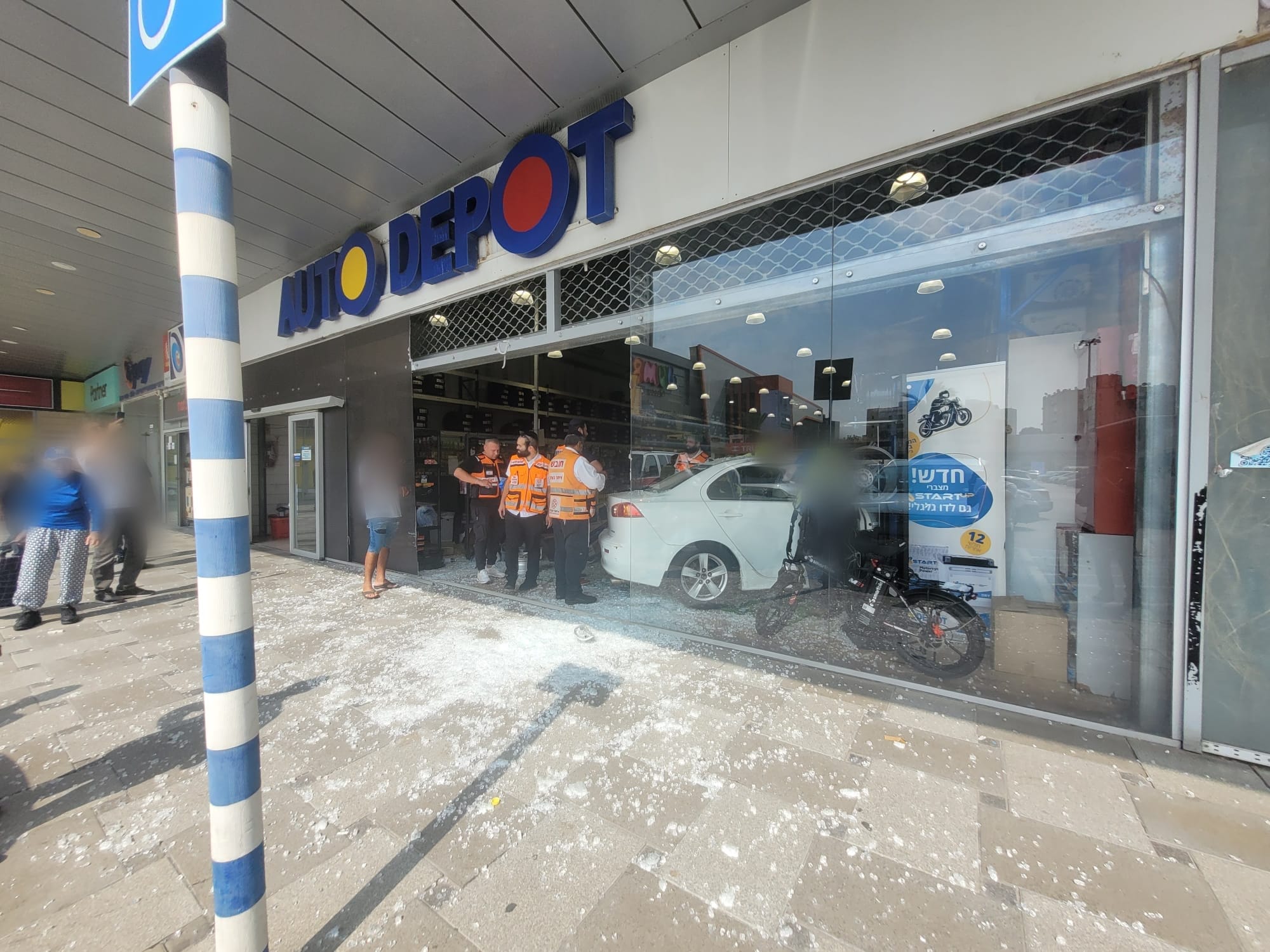 רכב התנגש בחנות במרכז מסחרי באשדוד: גבר ואישה נפצעו