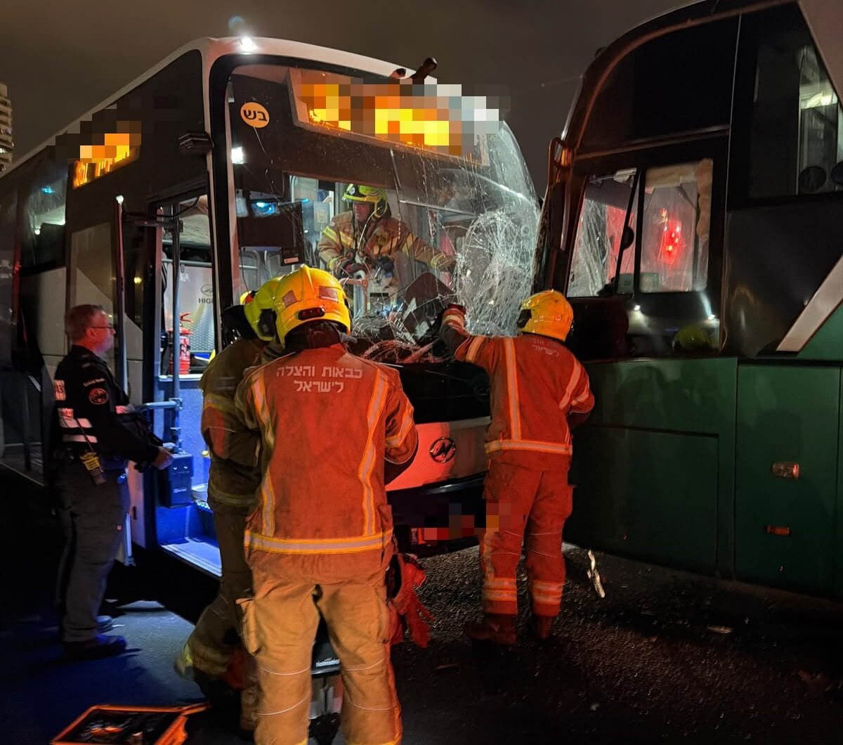 שני אוטובוסים התנגשו בתחנה המרכזית בבאר שבע: נהג חולץ במצב בינוני