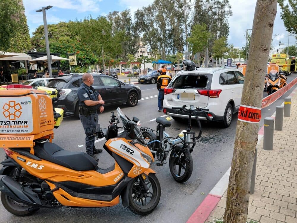 חולון: רוכב אופניים חשמליים כבן 40 נפצע בינוני בתאונה