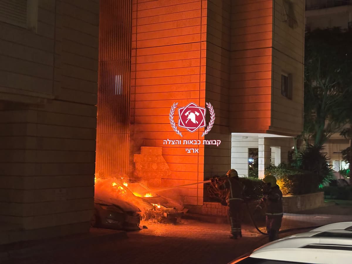 אור יהודה: כלי רכב עלו באש סמוך לבניין מגורים
