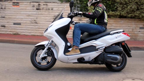 נתיבי ישראל תשלם כרבע מיליון שקל לרוכב קטנוע שנפגע מבורות בכביש
