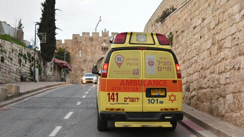 פעוט נפצע אנושות מפגיעת רכב בחניית ביתו בירושלים, מד"א: "אירוע מזעזע"
