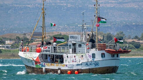 לא הצליחו לגייס כספים - והתנגשו במזח בגרמניה: "חנדלה II" לא תגיע לעזה
