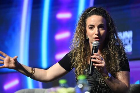 למה אתם חוגגים במיוחד את הנפילה שלה