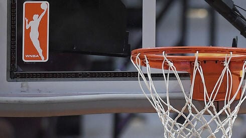 הטרנד חזר: צעצועי מין הושלכו לפרקט, משחק ה-WNBA הופסק