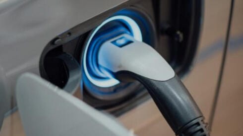 250% מתעריף החשמל הביתי: למה טעינה של רכבים חשמליים היא כ"כ יקרה?