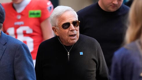 הבעלים היהודי של קבוצת ה-NFL מנע ממקלמור להופיע: "אמירות אנטישמיות"